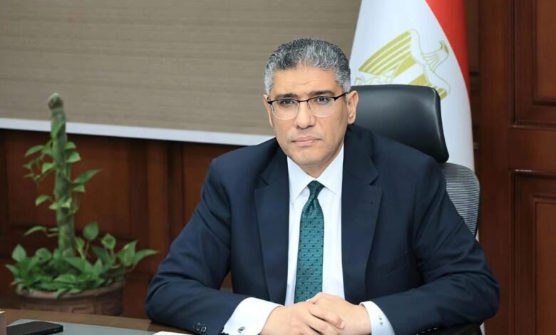 محافظة الجيزة ترفع ٦٠٠ طن مخلفات من حرم الطريق الدائري بمنطقة أرض اللواء بالعجوزة