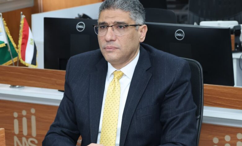 من داخل مركز السيطرة للطوارئ..محافظ الجيزة يقود حملات لإزالة موقف عشوائي للتوك توك بمدخل المجزر الآلي – اللبيني ويشدد علي اقامة تمركز ثابت لإدارة الإشغالات لمنع اي مخالفات بذلك القطاع