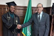 مدير عام الصندوق العربي يكرم الطالب التنزاني المتخرج من كلية طب قصر العيني بمنحة الصندوق.