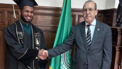 مدير عام الصندوق العربي يكرم الطالب التنزاني المتخرج من كلية طب قصر العيني بمنحة الصندوق. مدير عام الصندوق العربي يكرم الطالب التنزاني المتخرج من كلية طب قصر العيني بمنحة الصندوق.