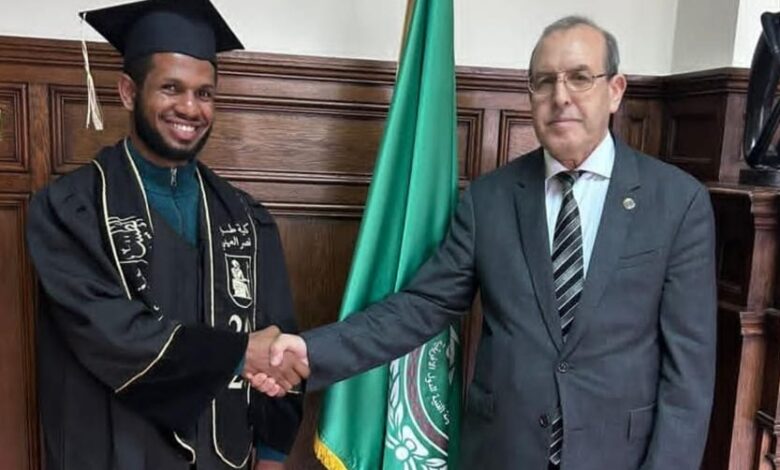مدير عام الصندوق العربي يكرم الطالب التنزاني المتخرج من كلية طب قصر العيني بمنحة الصندوق.