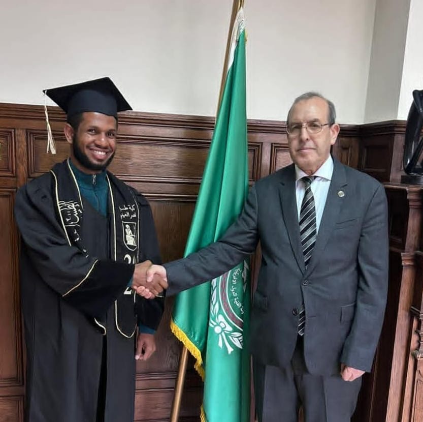مدير عام الصندوق العربي يكرم الطالب التنزاني المتخرج من كلية طب قصر العيني بمنحة الصندوق.