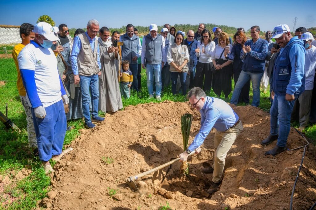 سفير كندا اندهش بآثار وجمال الأقصر وفي أسوان حمل الفاس ليزرع الأرض