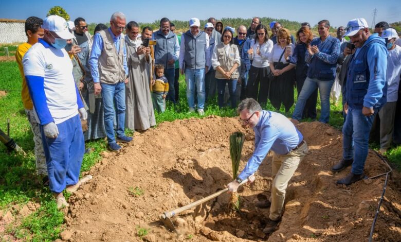 سفير كندا اندهش بآثار وجمال الأقصر وفي أسوان حمل الفاس ليزرع الأرض