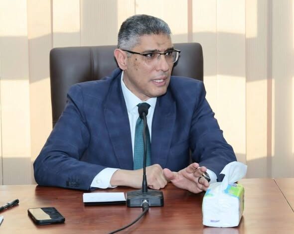 محافظ الجيزة يبحث مع رؤساء الأحياء الارتقاء بمستوى النظافة والمظهر الحضاري