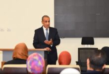 وزير الخارجية يتفقد سير العمل بقطاع التعاون الدولي ويؤكد على التكامل بين الملفات السياسية والاقتصادية