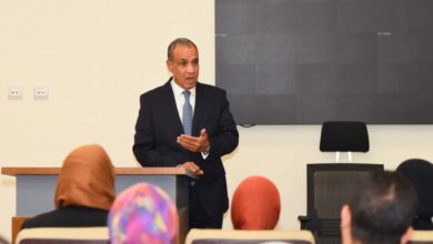 وزير الخارجية يتفقد سير العمل بقطاع التعاون الدولي ويؤكد على التكامل بين الملفات السياسية والاقتصادية