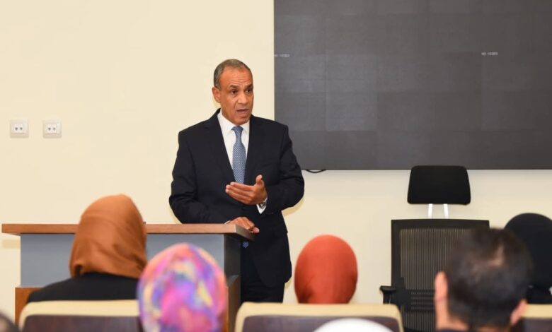 وزير الخارجية يتفقد سير العمل بقطاع التعاون الدولي ويؤكد على التكامل بين الملفات السياسية والاقتصادية