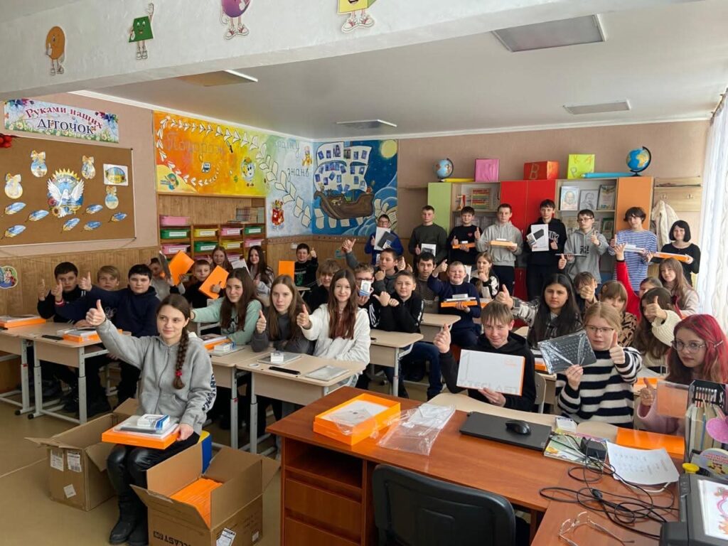 متبرعين مصريين ينفذون مشروع خيري لشراء 102جهاز تابلت وتوزيعها على طلاب مدرسة بوتيفل بمبادرة من سفارة اوكرانيا في مصر