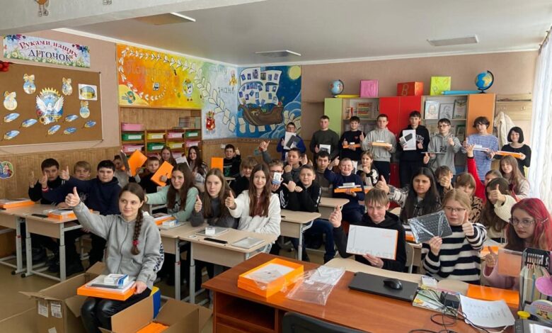 متبرعين مصريين ينفذون مشروع خيري لشراء 102جهاز تابلت وتوزيعها على طلاب مدرسة بوتيفل بمبادرة من سفارة اوكرانيا في مصر