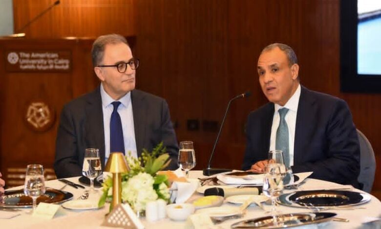 وزير الخارجية يلتقي مجلس أمناء الجامعة الأمريكية بالقاهرة