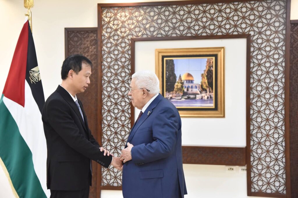 سفير فيتنام يؤكد دعم بلاده لفلسطين وحل الدولتين في لقاء مع الرئيس الفلسطيني