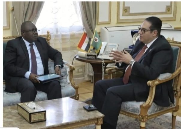 سفير زامبيا في زيارة لجامعة القاهرة سفير زامبيا في زيارة لجامعة القاهرة