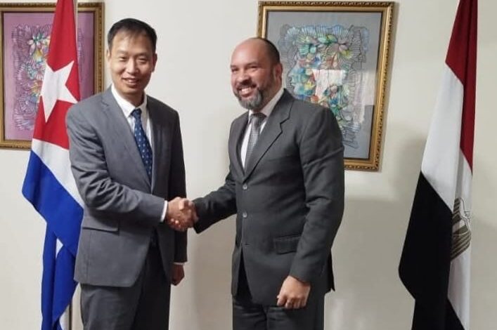 سفير فيتنام في زيارة تضامنية لسفير كوبا