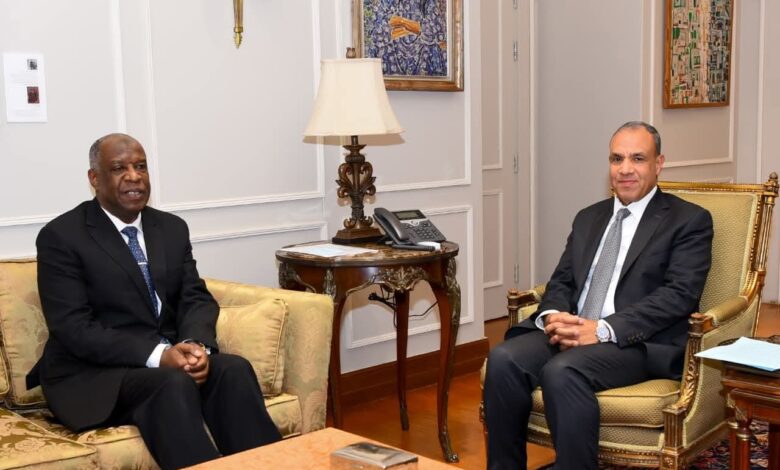 وزير الخارجية يستقبل رئيس الاتحاد العربي للمحاربين القدماء وضحايا الحرب