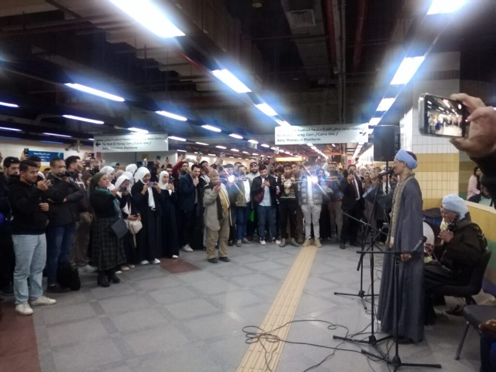 الثقافة تفاجئ جمهور محطة جمال عبد الناصر بعرض للسيرة الهلالية