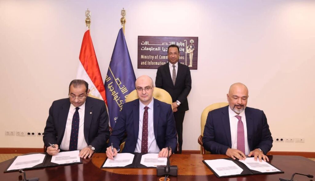 المهندس رأفت هندي وزير الاتصالات وتكنولوجيا المعلومات يشهد توقيع عدد من الاتفاقيات التجارية بين الشركة المصرية للاتصالات وشركة إي آند مصر والجهاز القومي لتنظيم الاتصالات 
