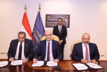المهندس رأفت هندي وزير الاتصالات وتكنولوجيا المعلومات يشهد توقيع عدد من الاتفاقيات التجارية بين الشركة المصرية للاتصالات وشركة إي آند مصر والجهاز القومي لتنظيم الاتصالات 