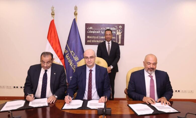 المهندس رأفت هندي وزير الاتصالات وتكنولوجيا المعلومات يشهد توقيع عدد من الاتفاقيات التجارية بين الشركة المصرية للاتصالات وشركة إي آند مصر والجهاز القومي لتنظيم الاتصالات 