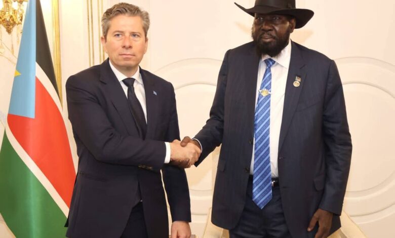 الرئيس كير يطلب وصول إنساني غير مقيّد أثناء المحادثات مع رئيس الأمم المتحدة ريس توم فليتشير الرئيس كير يطلب وصول إنساني غير مقيّد أثناء المحادثات مع رئيس الأمم المتحدة ريس توم فليتشير