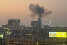 عمود دخان ضخم يتصاعد في سماء الإمارات بعد انفجار مفاجئ