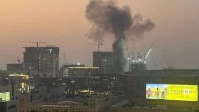 عمود دخان ضخم يتصاعد في سماء الإمارات بعد انفجار مفاجئ