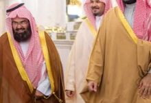 ولى العهد الامير محمد بن سلمان يزور المسجد النبوي ويؤدي الصلاة في الروضة الشريفة برفقة أمير منطقة المدينة
