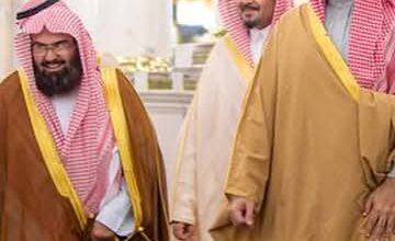 ولى العهد الامير محمد بن سلمان يزور المسجد النبوي ويؤدي الصلاة في الروضة الشريفة برفقة أمير منطقة المدينة