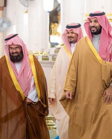 ولى العهد الامير محمد بن سلمان يزور المسجد النبوي ويؤدي الصلاة في الروضة الشريفة برفقة أمير منطقة المدينة