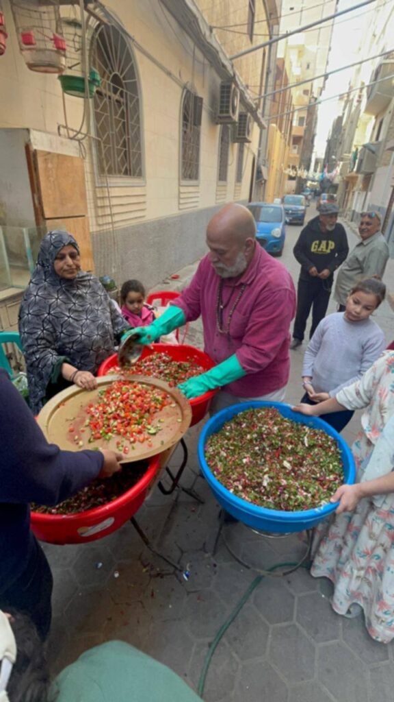 رمضان في المعادي.. قدرة فول وسلطة من عم ناصر تدخل البهجة إلى قلوب المحتاجين رمضان في المعادي.. قدرة فول وسلطة من عم ناصر تدخل البهجة إلى قلوب المحتاجين
