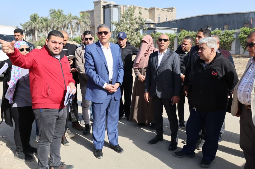 محافظ الجيزة يتفقد أعمال تطوير ورصف طرق المنطقة الصناعية والاستثمارية بأبو رواش