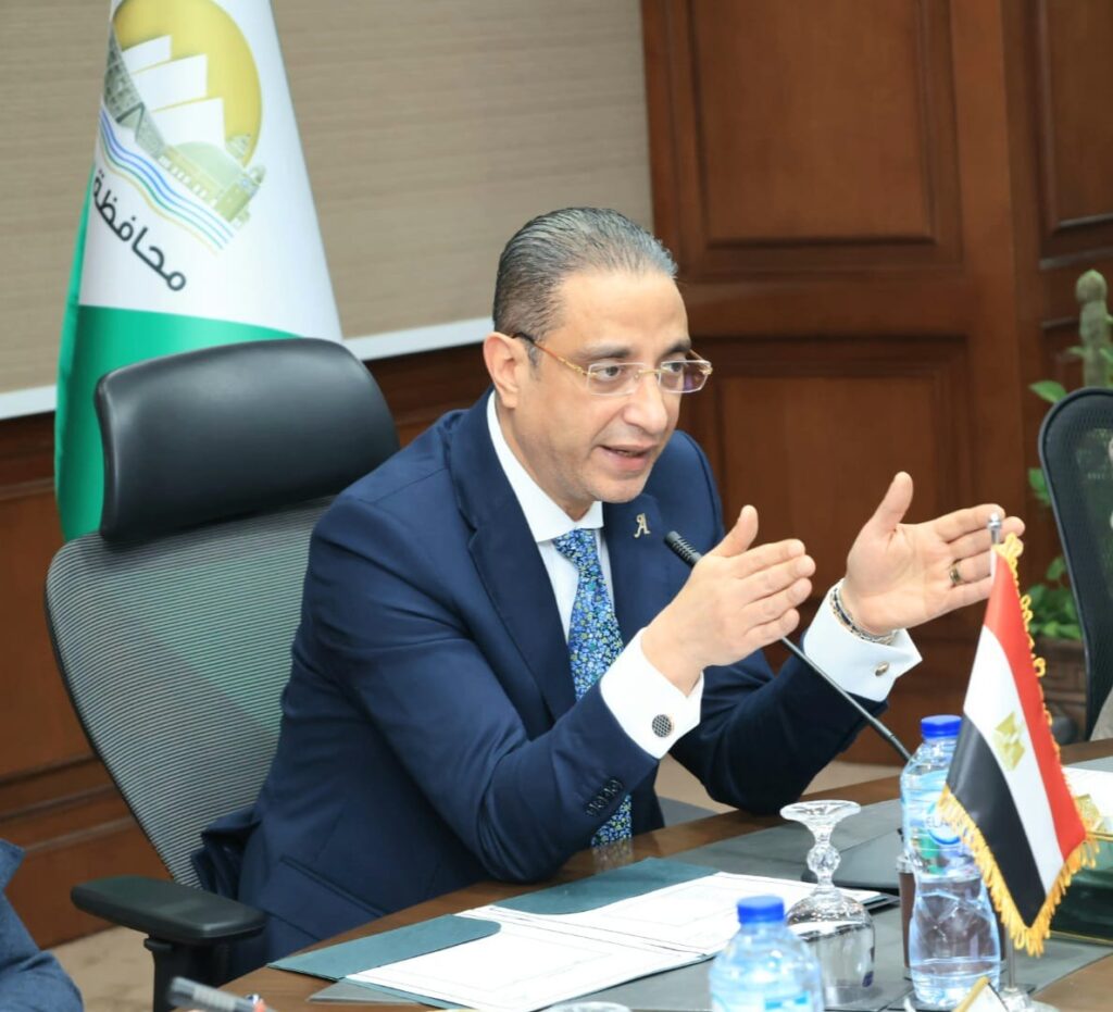 محافظ الجيزة يلتقي مديري المديريات الخدمية ورؤساء الأجهزة لمناقشة أجندة العمل خلال الفترة المقبلة