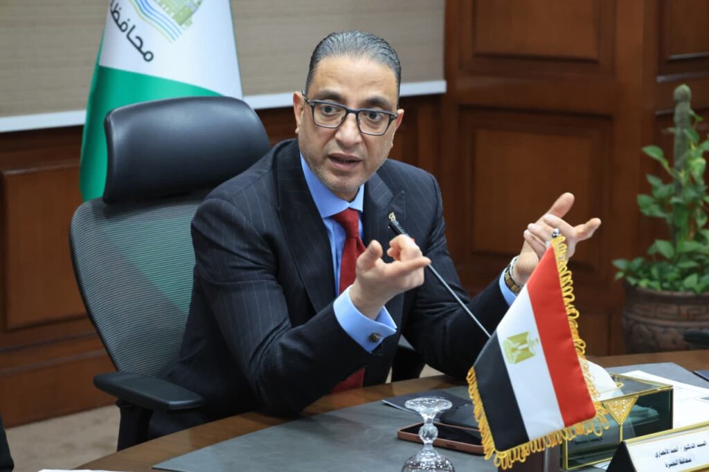 محافظ الجيزة يعقد اجتماعًا موسعًا لتطوير منظومة النظافة ويضع الملف على رأس أولويات العمل