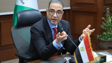 محافظ الجيزة يعقد اجتماعًا موسعًا لتطوير منظومة النظافة ويضع الملف على رأس أولويات العمل