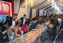 سفير سنغافورة يوزع الوجبات على الصائمين بموائد إفطار “ضيوف مصر”