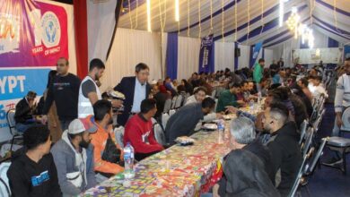 سفير سنغافورة يوزع الوجبات على الصائمين بموائد إفطار “ضيوف مصر”