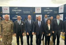 وزير الخارجية يسلم ١٠٠٠ طن من المساعدات الإغاثية خلال زيارته لبيروت