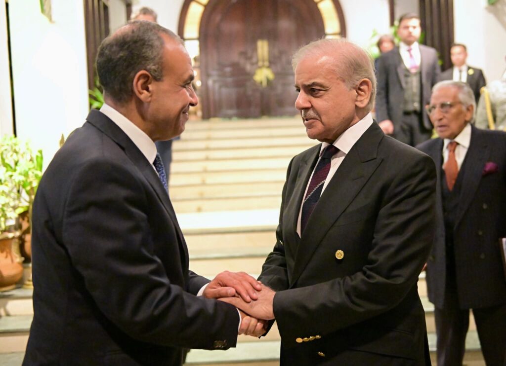 بتوجيهات من السيد رئيس الجمهورية، وزير الخارجية يلتقى رئيس الوزراء الباكستاني لتعزيز التنسيق المشترك لخفض التصعيد فى الاقليم