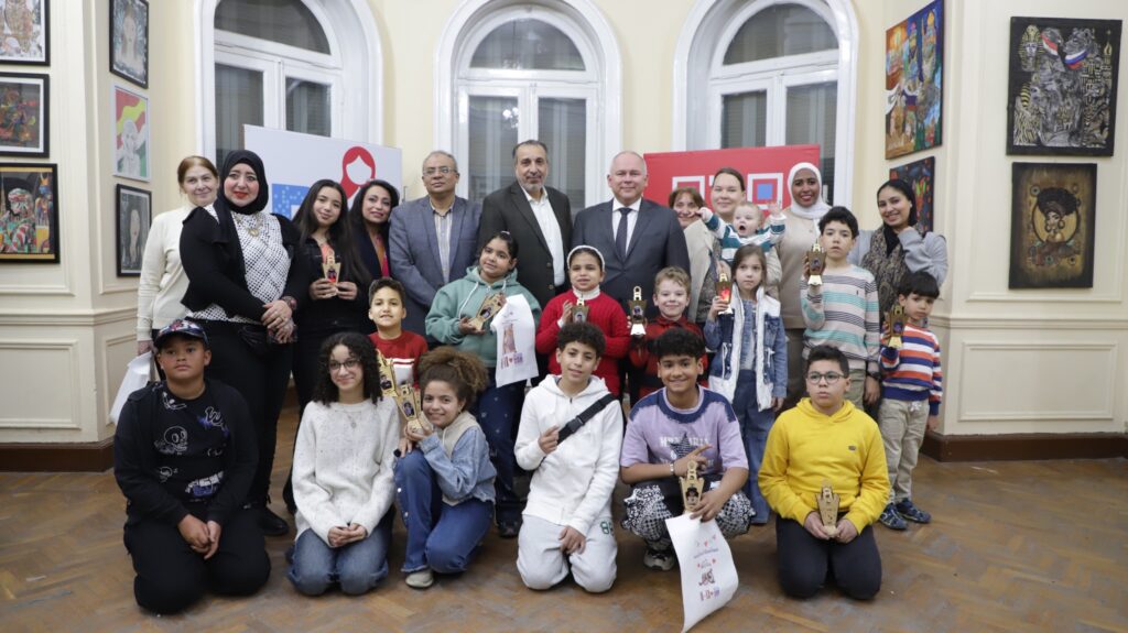 أطفال روسيا يصنعون فانوس رمضان أطفال روسيا يصنعون فانوس رمضان