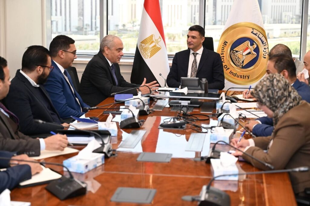 ■ وزير الصناعة يبحث مع مجموعة العربي خطة إقامة توسعات جديدة بقيمة 480 مليون دولار بمدينة قويسنا الجديدة خلال السنوات الخمس المقبلة ■ وزير الصناعة يبحث مع مجموعة العربي خطة إقامة توسعات جديدة بقيمة 480 مليون دولار بمدينة قويسنا الجديدة خلال السنوات الخمس المقبلة