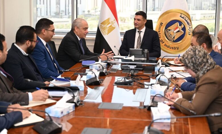 ■ وزير الصناعة يبحث مع مجموعة العربي خطة إقامة توسعات جديدة بقيمة 480 مليون دولار بمدينة قويسنا الجديدة خلال السنوات الخمس المقبلة
