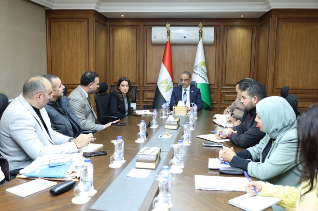 محافظ الجيزة يعقد اجتماعًا موسعًا لوضع حلول جذرية للمشكلات في حدائق الأهرام لتحسين الخدمات المقدمة للمواطنين