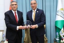 محافظ الجيزة يكرّم المهندس عادل النجار ويهديه درع المحافظة تقديرًا لجهوده