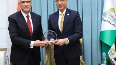 محافظ الجيزة يكرّم المهندس عادل النجار ويهديه درع المحافظة تقديرًا لجهوده