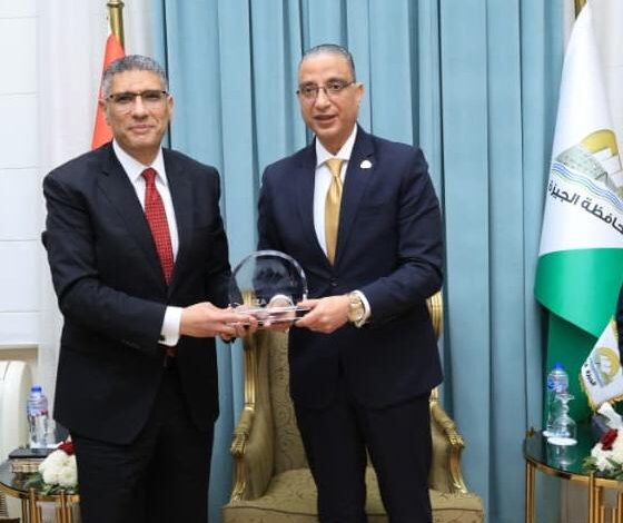 محافظ الجيزة يكرّم المهندس عادل النجار ويهديه درع المحافظة تقديرًا لجهوده