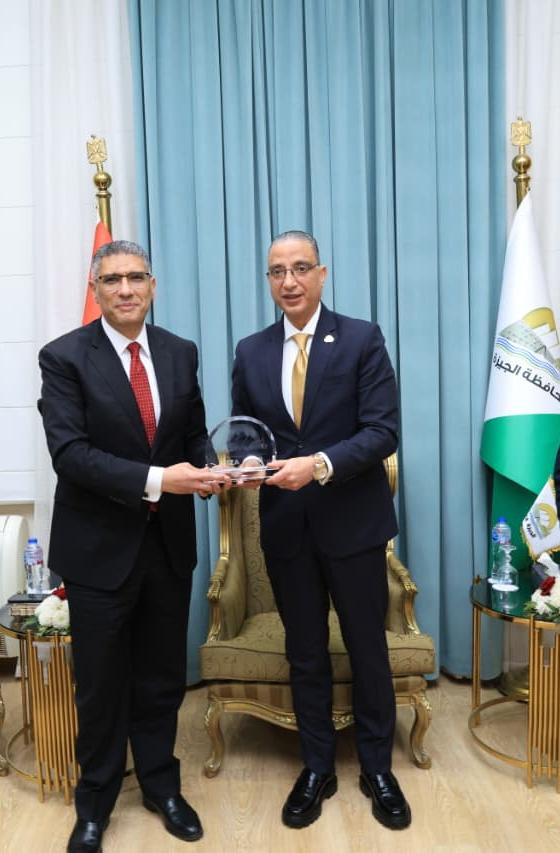 محافظ الجيزة يكرّم المهندس عادل النجار ويهديه درع المحافظة تقديرًا لجهوده محافظ الجيزة يكرّم المهندس عادل النجار ويهديه درع المحافظة تقديرًا لجهوده