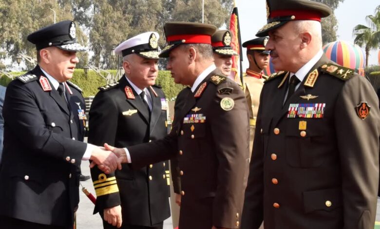 القائد العام للقوات المسلحة يكرم شهداء مصر في يوم الشهيد والمحارب القديم