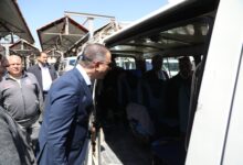 محافظ الجيزة يتفقد موقف السرفيس في ميدان الجيزة للتأكد من الالتزام بتعريفة الركوب الجديدة