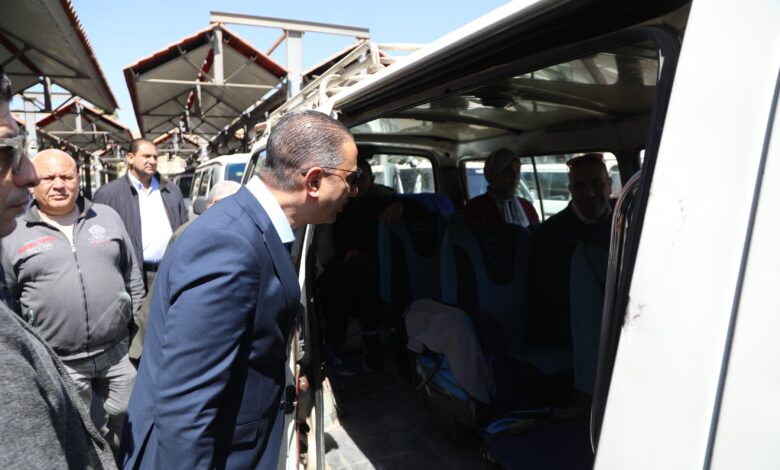 محافظ الجيزة يتفقد موقف السرفيس في ميدان الجيزة للتأكد من الالتزام بتعريفة الركوب الجديدة