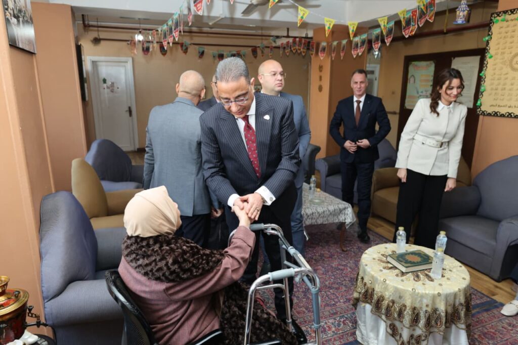 محافظ الجيزة يزور دور الأيتام ورعاية المسنين بالعجوزة ويؤكد تقديم الدعم الشامل وتنمية مهارات النزلاء